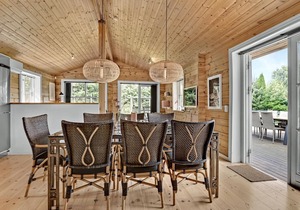 Lovely home in Ebeltoft with WiFi