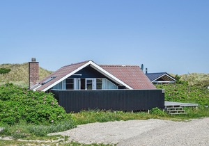 Lovely home in Hvide Sande with WiFi
