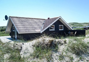 Lovely home in Hvide Sande with WiFi