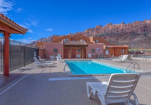 Lovely townhome near town with pool, hot tub, playground, patio & tennis