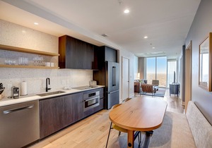 Luxe 21st flr condo with balcony - rooftop pool and gym