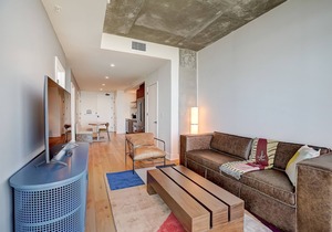 Luxe 21st flr condo with balcony - rooftop pool and gym