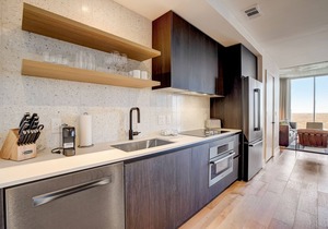 Luxe 21st flr condo with balcony - rooftop pool and gym
