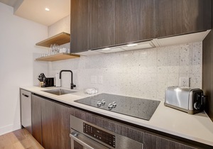 Luxe 21st flr condo with balcony - rooftop pool and gym