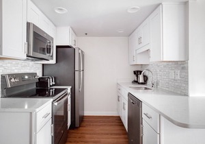 Luxe Ballston 1BR w/Pool, W/D & Gym, walk to Bars & Metro, by Blueground