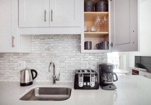 Luxe Ballston 1BR w/Pool, W/D & Gym, walk to Bars & Metro, by Blueground