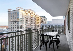 Luxe Ballston 1BR w/Pool, W/D & Gym, walk to Bars & Metro, by Blueground