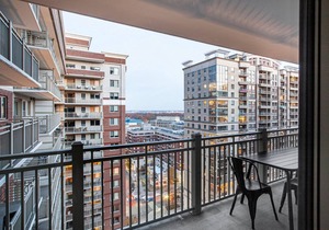 Luxe Ballston 1BR w/Pool, W/D & Gym, walk to Bars & Metro, by Blueground