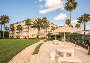 Luxurious 2 Bedroom Deluxe Condo, Close To Disney World, SeaWorld and Shopping