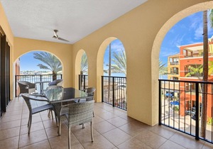 Luxurious Esplanade Condo | Overlooking Bay