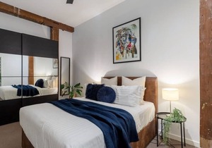 Luxury 3brm 2bth Woolstore apt with BBQ Courtyard