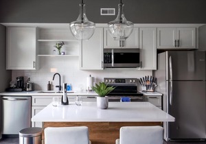 Luxury Condo 10 Minutes from First Energy Stadium E6