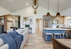 Luxury Condo & Professional Design, Free Shuttle & Hot Tub + Walk to Ski Lift!