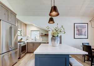 Luxury Condo & Professional Design, Free Shuttle & Hot Tub + Walk to Ski Lift!