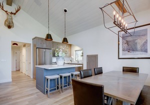 Luxury Condo & Professional Design, Free Shuttle & Hot Tub + Walk to Ski Lift!