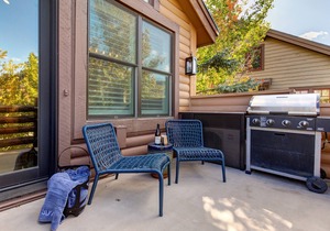 Luxury Condo & Professional Design, Free Shuttle & Hot Tub + Walk to Ski Lift!