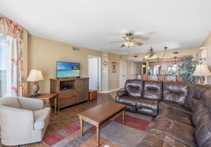 Luxury condo, across the street from the beach + Free Attraction Tickets!