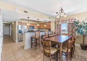 Luxury condo, across the street from the beach + Free Attraction Tickets!