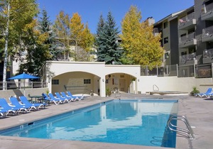 Luxury Condo w/FREE WiFi, Parking, Heated Pool, Hot Tubs, Skier Shuttles