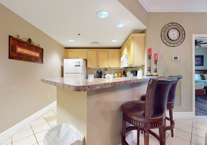 Luxury downtown condo w/free attraction tickets, jetted tub, & fireplace