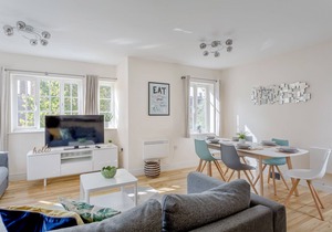 Luxury Hitchin Apartment, Great Central Location - With Parking