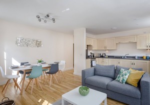 Luxury Hitchin Apartment, Great Central Location - With Parking