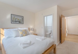 Luxury Hitchin Apartment, Great Central Location - With Parking