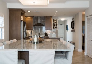 Luxury Unit - Top Floor Balcony - Crimson #302