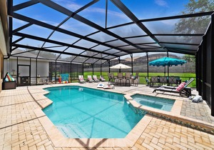 Magical 5 bedroom villa, extended pool deck and movie theatre room near Disney