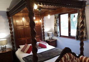 Magpie 6 (Hot Tub) HuntersMoon-Warminster-longleat-Bath