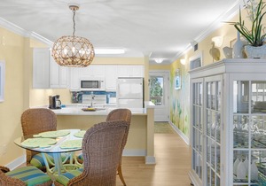Mariner Pointe 1042: Gorgeous & Expansive Bay Front Views & Great Location!