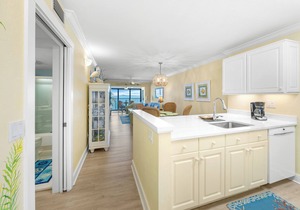 Mariner Pointe 1042: Gorgeous & Expansive Bay Front Views & Great Location!