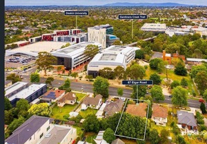 Master Bedroom with its own bathroom,right opposite to Deakin Uni Burwood Campus