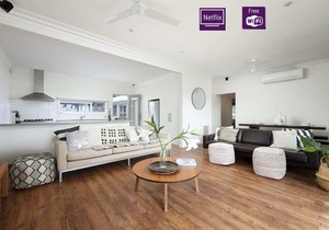 McCrae perfect family home, walk to the beach, chill by the fire. Free wine and