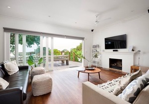 McCrae perfect family home, walk to the beach, chill by the fire. Free wine and