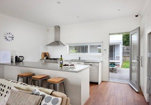 McCrae perfect family home, walk to the beach, chill by the fire. Free wine and