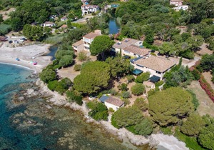 Mini villa 2 people, ground floor, feet in the water direct access to the beach