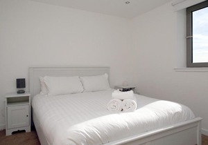 Modern 2 Bedroom Apartment in Leith with Sea Views