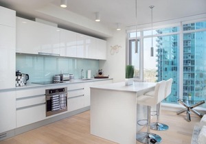 Modern 2 BR Near Stampede Rooftop Patio Gym