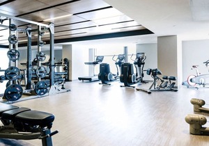 Modern 2 BR Near Stampede Rooftop Patio Gym