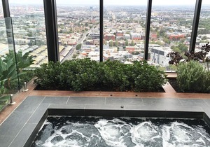 Modern 2BR CBD Apartment with Spa, Foxtel and Wifi