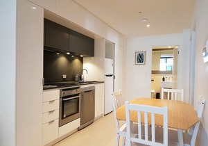 Modern 2BR CBD Apartment with Spa, Foxtel and Wifi