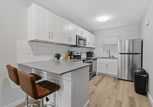 Modern 2BR Near UT | Hyde Park | Evonify 3064