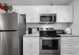 Modern 2BR Near UT | Hyde Park | Evonify 3433