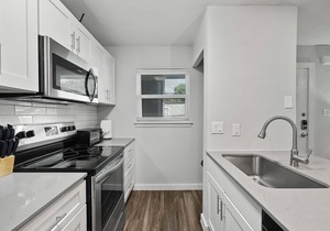 Modern 2BR Near UT | Hyde Park | Evonify 3433