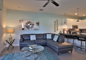 ★ Modern 6 Guest End Townhome - Pool & Balcony ★