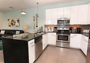 ★ Modern 6 Guest End Townhome - Pool & Balcony ★