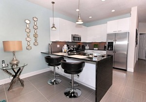 ★ Modern 6 Guest End Townhome - Pool & Balcony ★