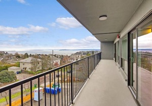 Modern, airy and bright, this private apartment sits on the top of Queen Anne hill.