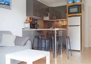 Modern Apartment Near Beach & Shops - Sleeps 4, Private Garage, South-Facing Balcony